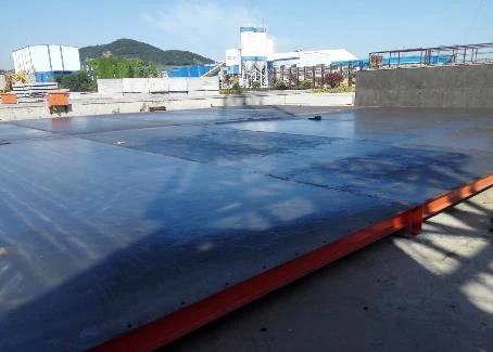 Smoothing the surface of the pouring bed