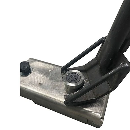 Illustration-of-using-a-crowbar-to-lift-the-clamping-handle