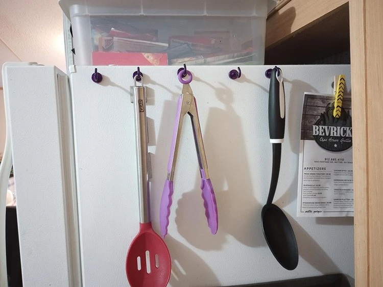 Application of refrigerator magnet hook Application of refrigerator magnet hook